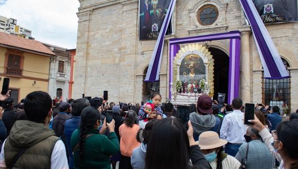 Sacan anda del Señor de los Milagros de la Catedral de Huancayo   Fotos: Adrián Zorrilla/photoGEC@