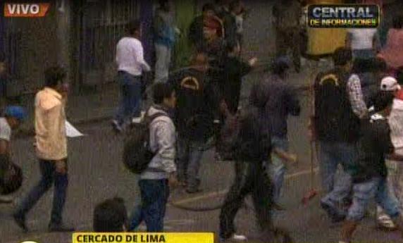 Tensión se vivió en Mesa Redonda: Ambulantes se enfrentaron a serenos