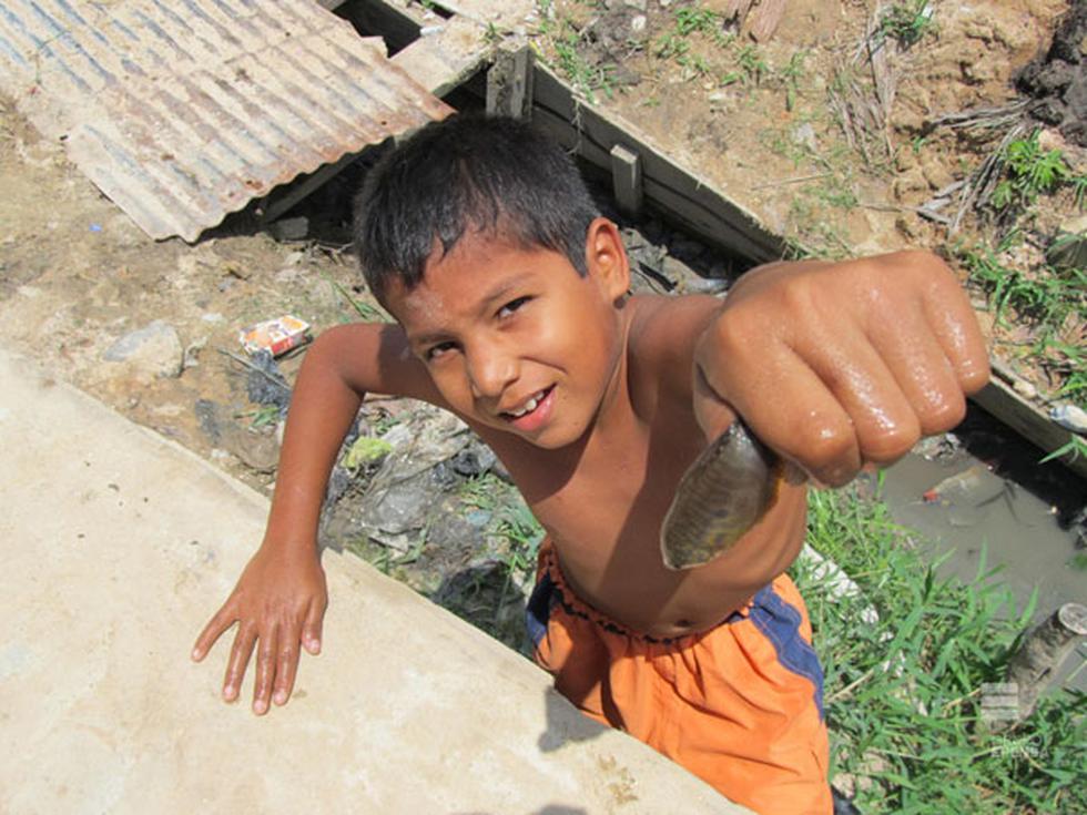 Iquitos: Niños "pescan" en desagües 