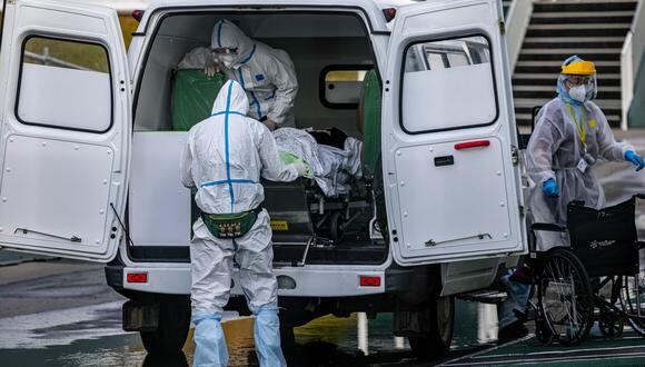 Rusia es actualmente el primer país del mundo -y de Europa- con más muertes diarias por coronavirus, por delante de Ucrania. (Foto: Dimitar DILKOFF / AFP)