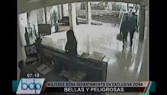 Bellas señoritas asaltan edificio en San Isidro tras distraer al guardia de seguridad