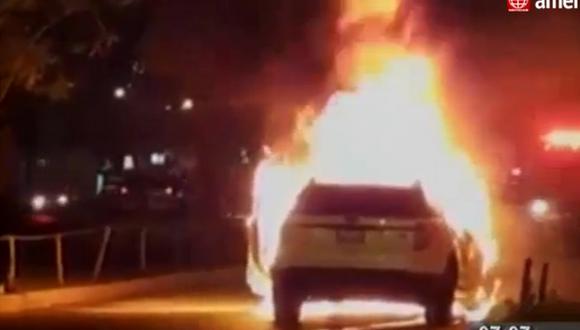 Los Olivos: Incendio consume moderna camioneta y genera alarma en vecinos (VIDEO)