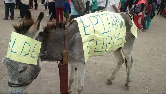 CHICLAYO: Pobladores de San José Obrero llevan burro a la puerta del municipio leonardino