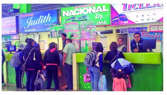 ​Autos y minivan informales continúan llevando pasajeros para Lima
