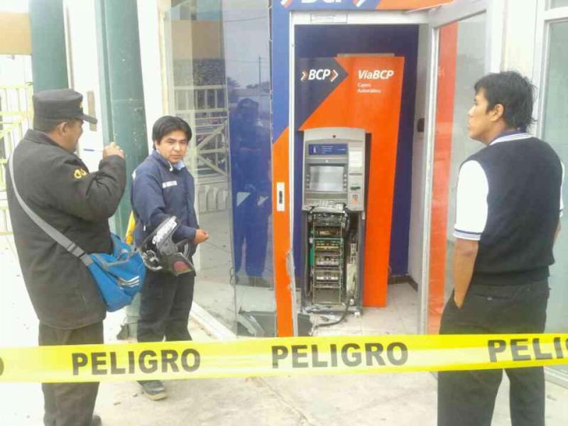 Delincuentes roban cajero de universidad