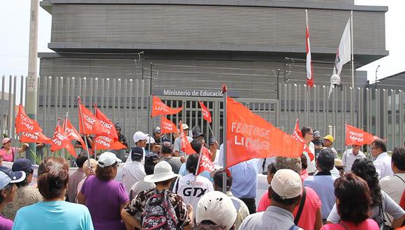Trabajadores administrativos de Educación protestan por recorte de incentivos