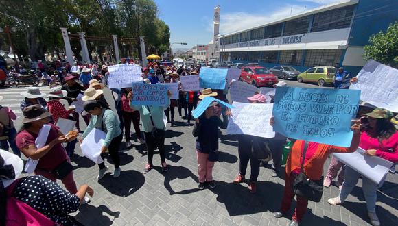 Padres protestaron en los exteriores de la municipalidad de Cerro Colorado. (Foto: Omar Cruz)