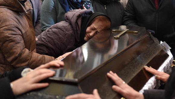 La madre de un soldado ucraniano durante el funeral de su hijo.