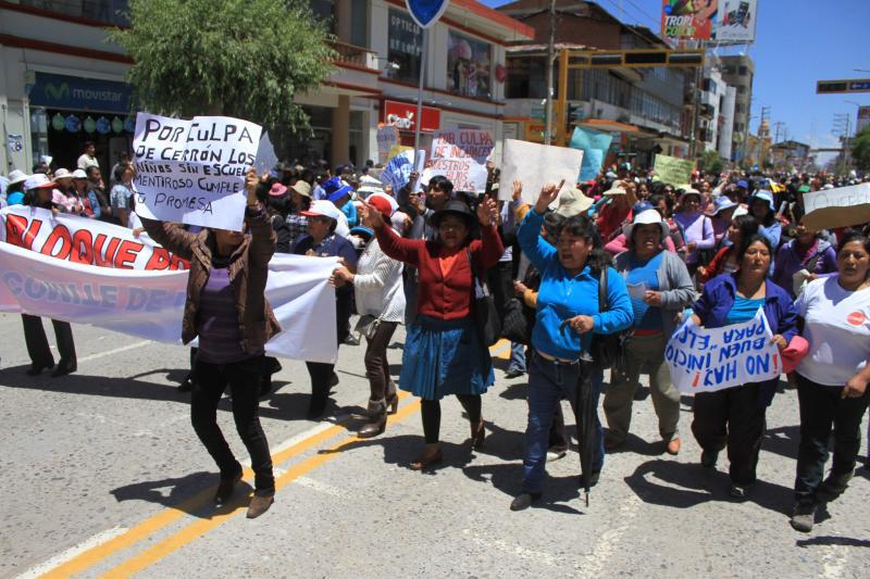 Furiosos padres interrumpen desfile dominical para pedir aulas
