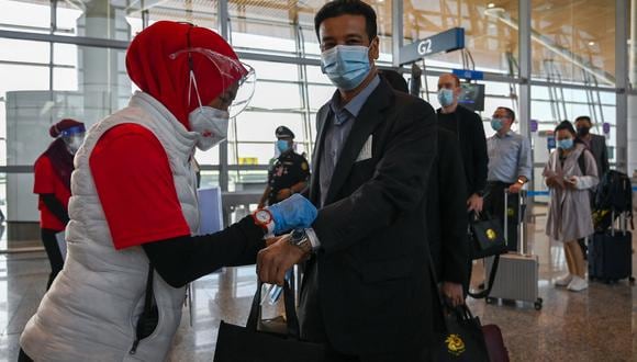 La OMS advirtió que “las prohibiciones generales de viajar no impedirán la propagación internacional. (Foto: Mohd RASFAN / AFP)