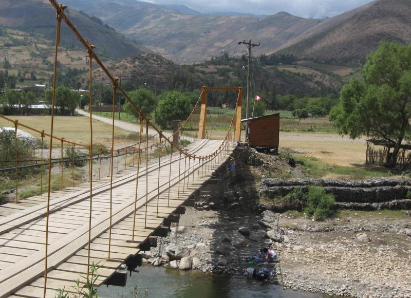 Tres pueblos  incomunicados por caída de puente
