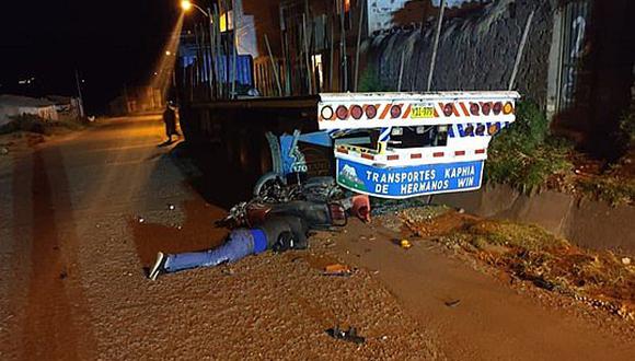 Motociclista se estrella contra tráiler y muere en Pomata