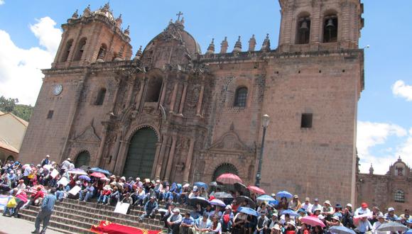 Trabajadores en huelga del sector Educación se plantaron en atrio de la Catedral de Cusco