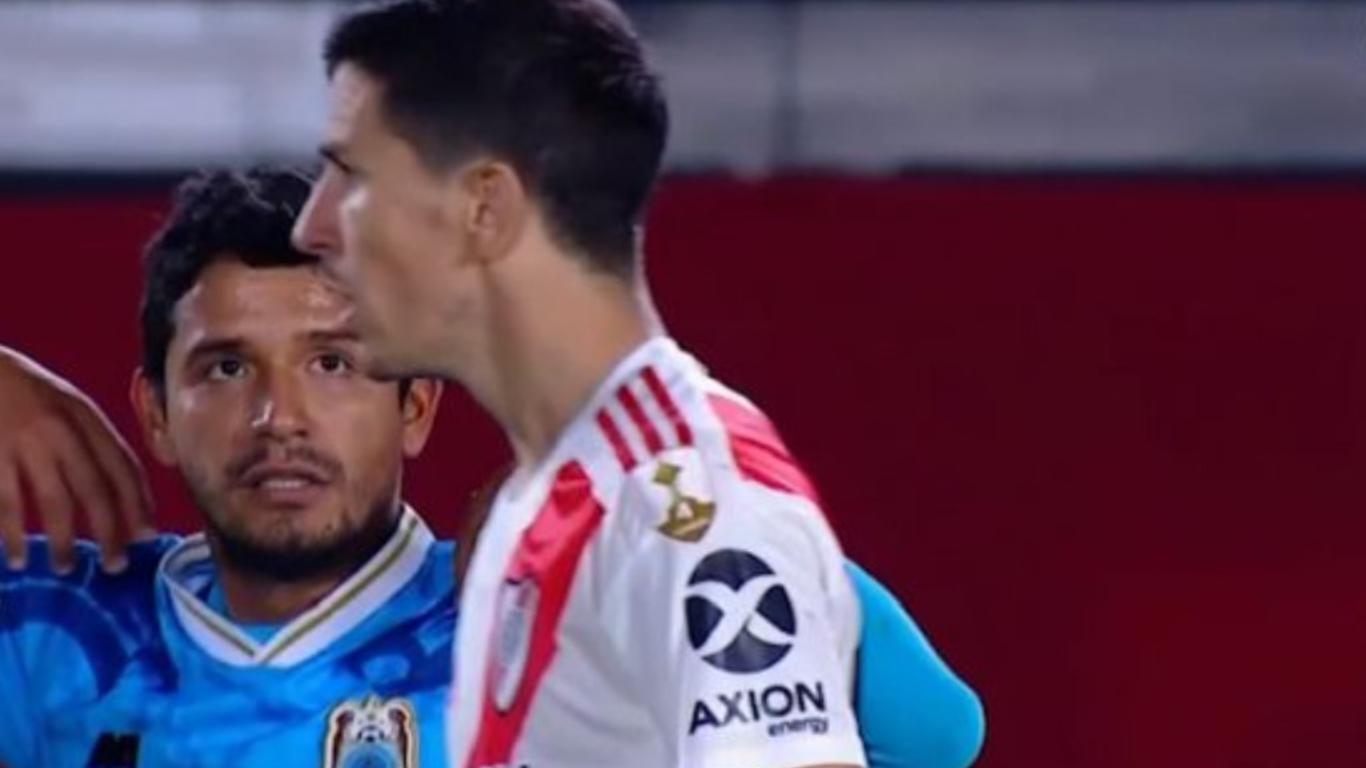 Reimond Manco quiso intercambiar camiseta con 'Nacho' Fernández tras derrota de Binacional por 8-0 (Foto: captura video Fox Sports)