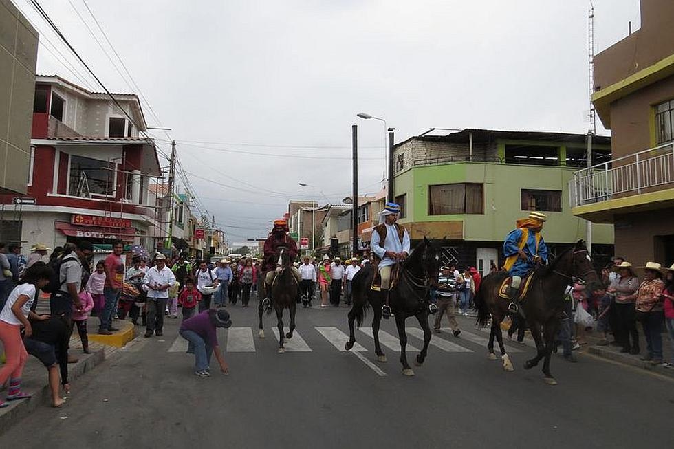 Tradicional Bajada de Reyes y Sacudida de Peras en Tiabaya (FOTOS)