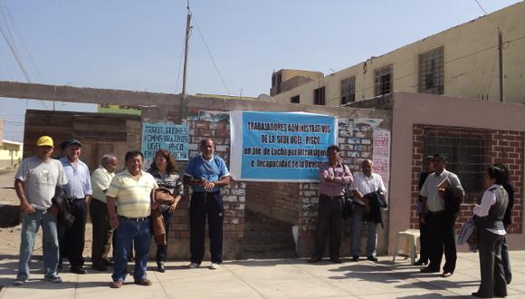 Trabajadores de Ugel Pisco protestan frente a su local 