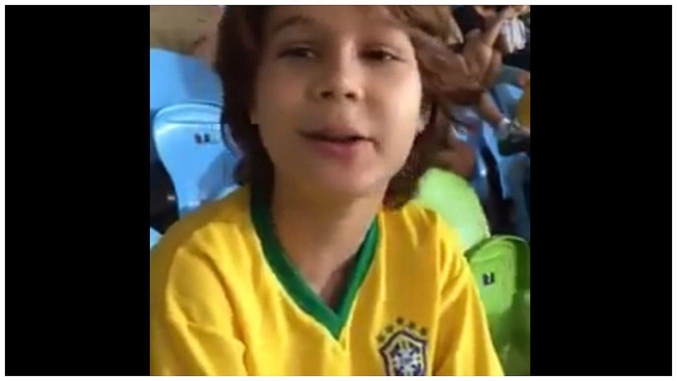 Río 2016: Niño se molesta con Neymar y lo tacha de su camiseta (VIDEO)