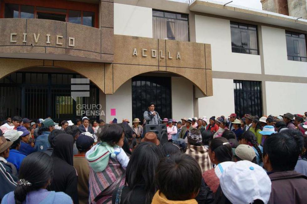 Acolla: Encadenan municipio en rechazo a nuevo alcalde