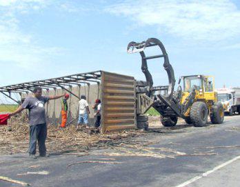 Camión se despista con 30 TN de caña