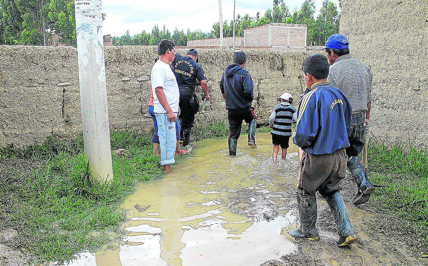 ​Vecinos se amanecen botando agua de sus casas