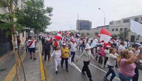 La ‘Marcha por La Paz’. Ciudadanos se desplazan hacia la Plaza San Martín.   (Foto: Facebook)