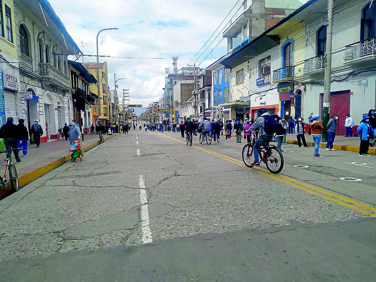 Librerías, licorerías y restaurantes reabren pese a que cuarentena sigue en vigencia