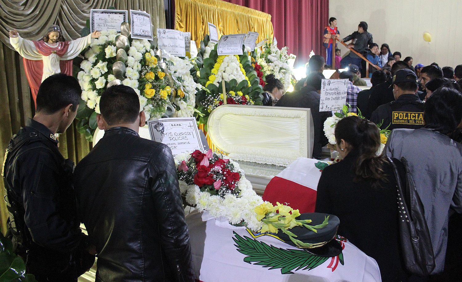 Familiares de policías fallecidos les dan el último adiós en Apurímac (VIDEO)