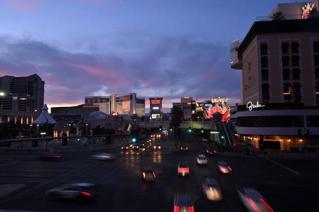 El Strip de Las Vegas se ve al atardecer mientras los resorts de hotel-casino permanecen cerrados en medio de la nueva pandemia del coronavirus en Las Vegas, Nevada. (Foto: AFP/David Becker)