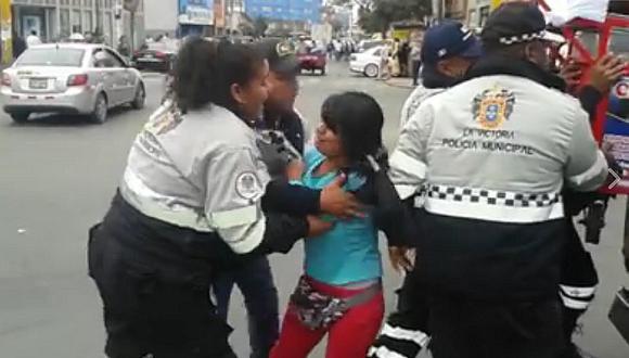 ​Facebook: Indignación por violenta intervención de serenos a vendedora ambulante (VÍDEO)