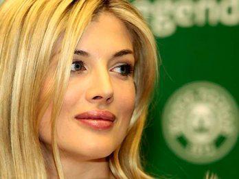 De conejita de Playboy a entrenadora de fútbol