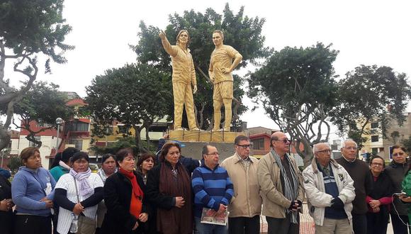 ​Vecinos defienden estatuas de Gareca y Guerrero colocadas en San Miguel