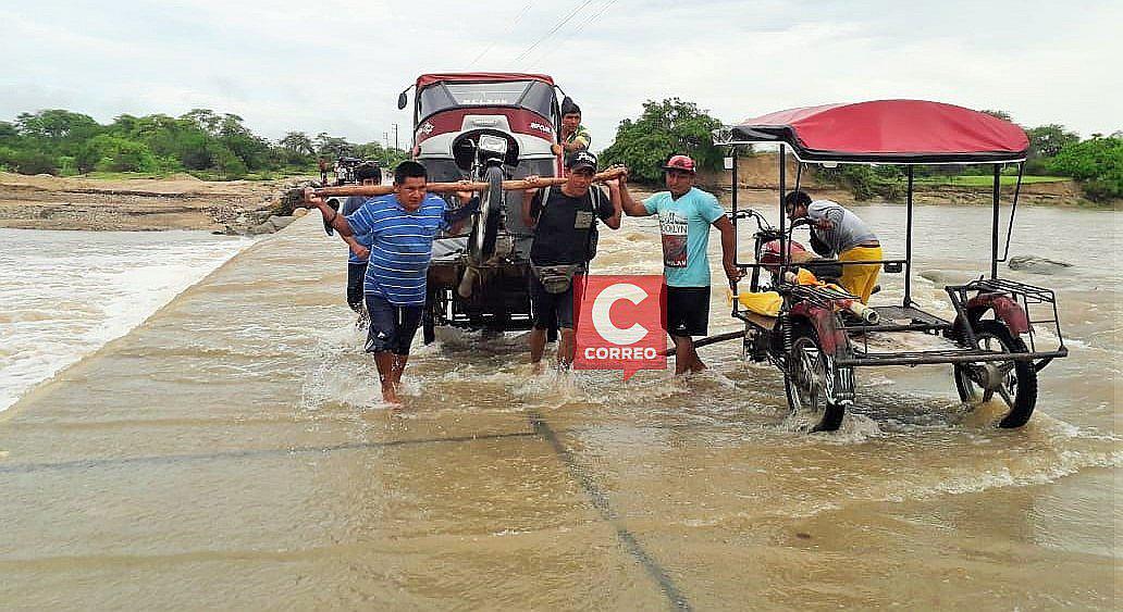 Pobladores arriesgan sus vidas al cruzar las quebradas de Chulucanas (VIDEO)
