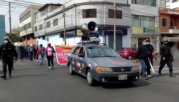 Obreros marcharon por las principales arterias de la ciudad de Tacna, luego se dirigieron al municipio provincial y anunciaron que irían por el Gobierno Regional. (Foto: Adrian Apaza)