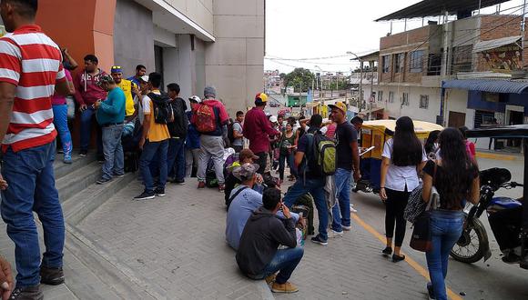 Cientos de venezolanos realizan largas colas para retirar dinero y comprar pasajes