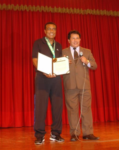 Municipalidad de Huánuco condecora a 'Nene' Cubillas