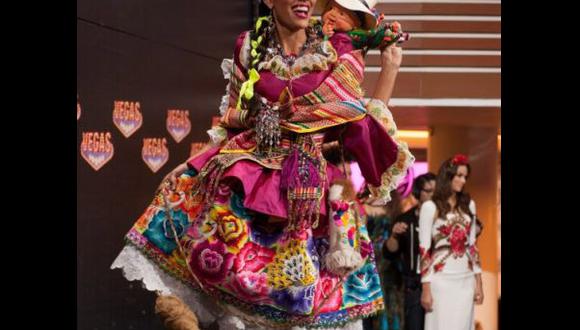 Periodista de CNN se burla del traje típico de Miss Perú 2013