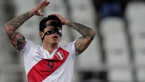Gianluca Lapadula mostró cómo quedó su nariz tras en partido Perú vs. Colombia. (Foto: EFE)
