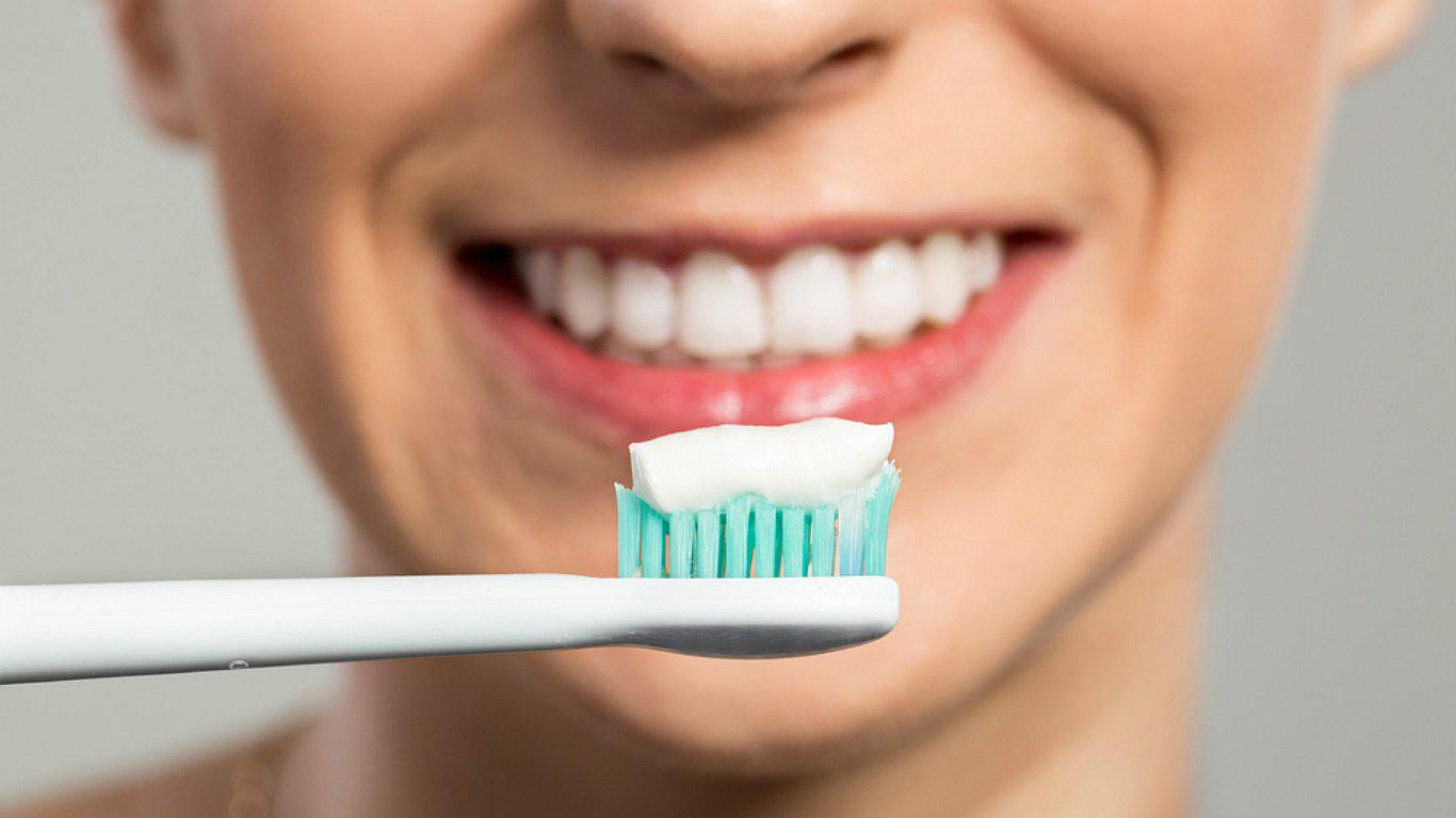 Advierten que la pasta dental y los chicles pueden causar cáncer