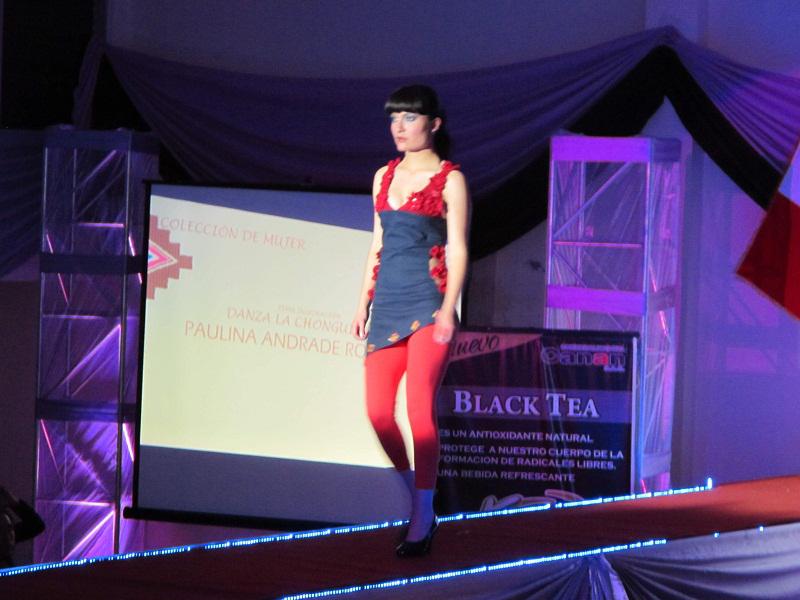 Presentan prendas de bayeta y tocuyo en desfile de modas