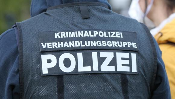 Un oficial de policía del equipo de negociación se encuentra cerca de la escena del crimen en el campus de la Universidad de Heidelberg, en el suroeste de Alemania, después de un ataque de un perpetrador solitario el 24 de enero de 2022. (Foto: Daniel ROLAND / AFP)