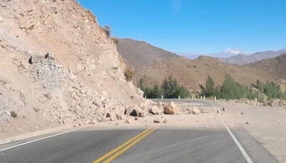 En la vía de Tacna a Collpa las rocas cayeron a lo largo de tres kilómetros. (Foto: Difusión)