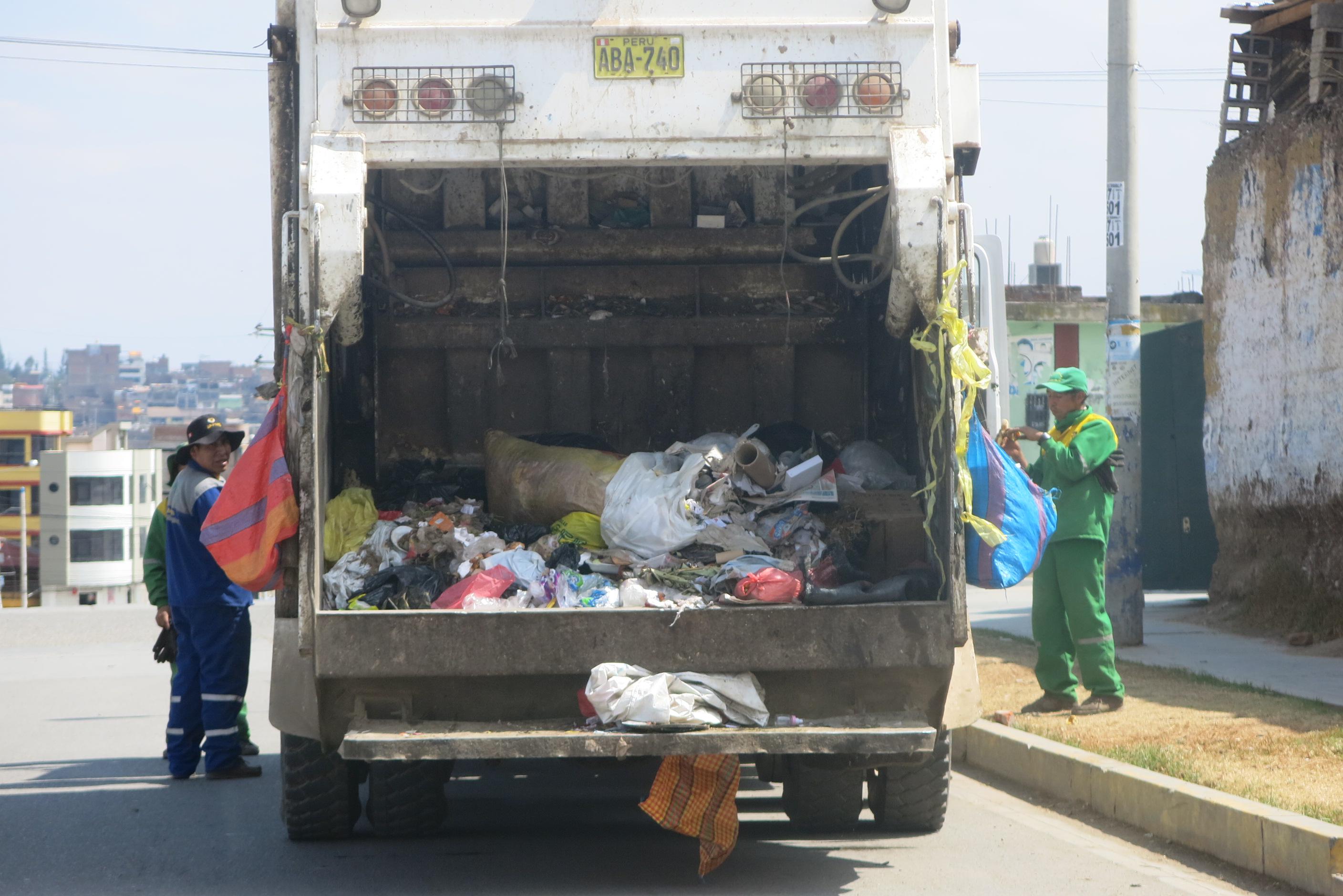 ​Por carros recolectores averiados, no recojen basura de Huancayo