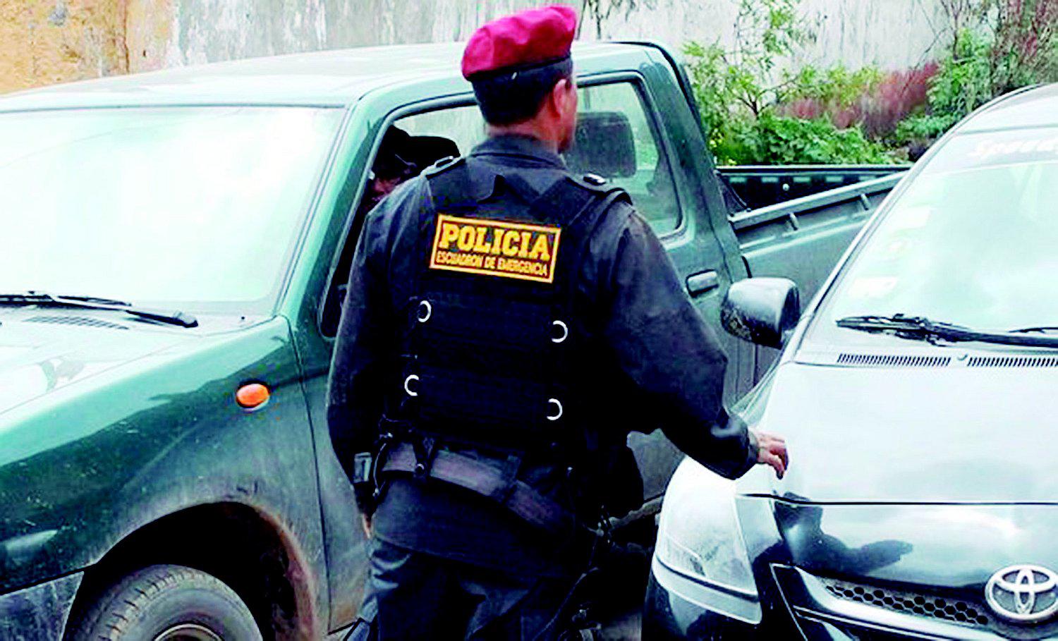 Dos policías son capturados con más de un kilo de marihuana