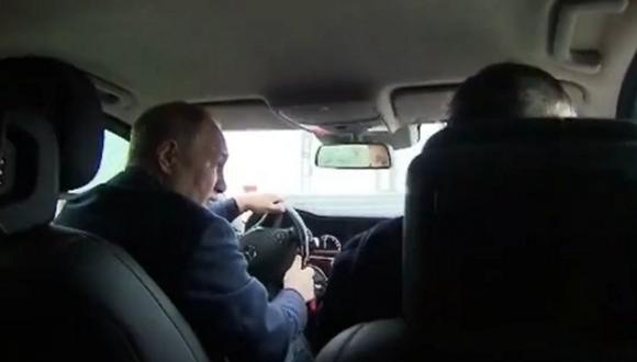 Vladimir Putin, que no visita la península desde el inicio de la campaña militar rusa en febrero, condujo un coche de la marca Mercedes. (Foto: captura Twitter @InsiderNewsKe)