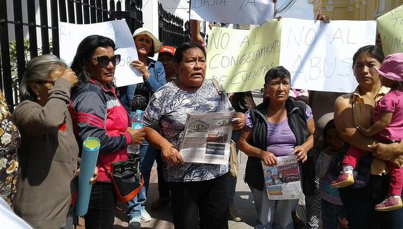 CHICLAYO: Protestan en las afueras de la Contraloría por congelamiento de cuentas a la MPCh