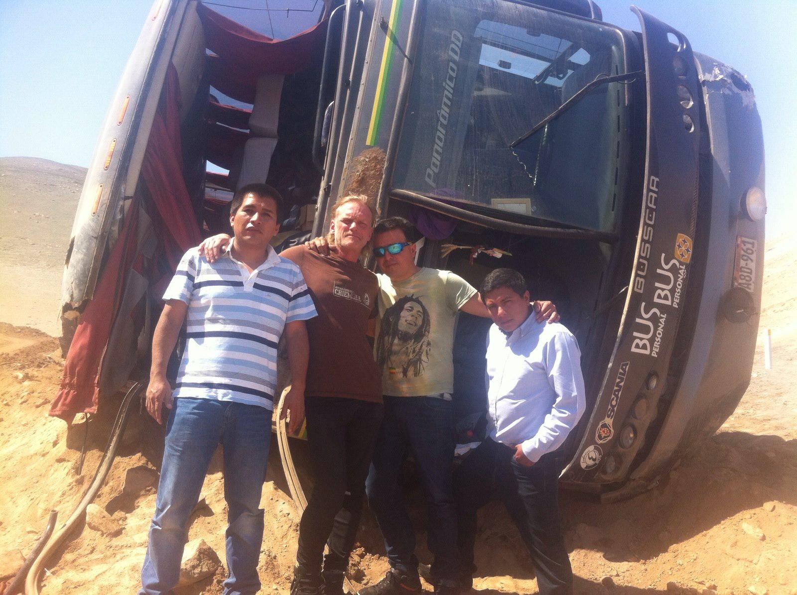 Facebook: Banda 'X Dinero' salva de morir en despiste de bus