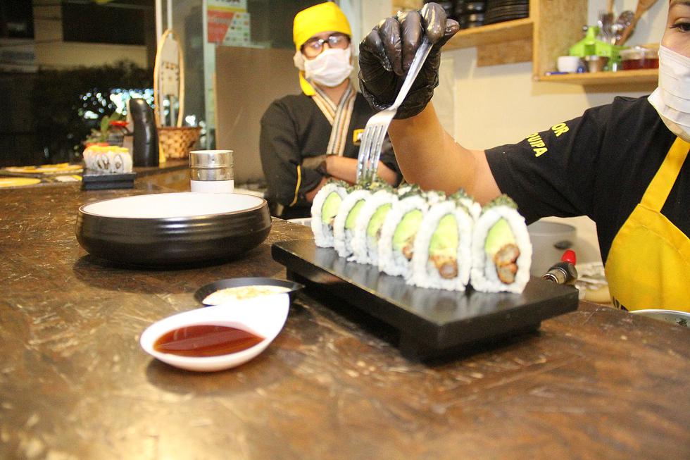 A los 15 años aprendió a preparar sushi, hoy tiene su propio restaurante