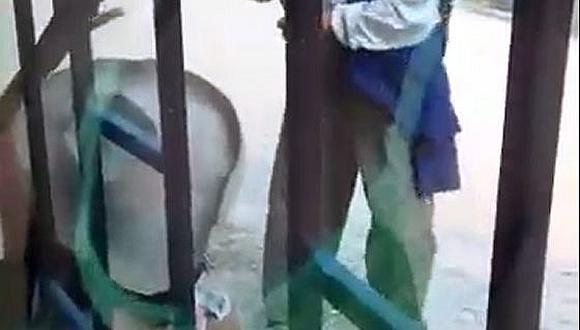 Tumbes: Anciano pegalón golpea a esposa con su bastón porque la encontró en la calle (VIDEO)