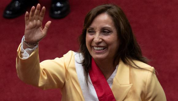 La presidenta del Perú Dina Boluarte saluda a los miembros del Congreso luego de jurar el cargo. (Foto: AFP)