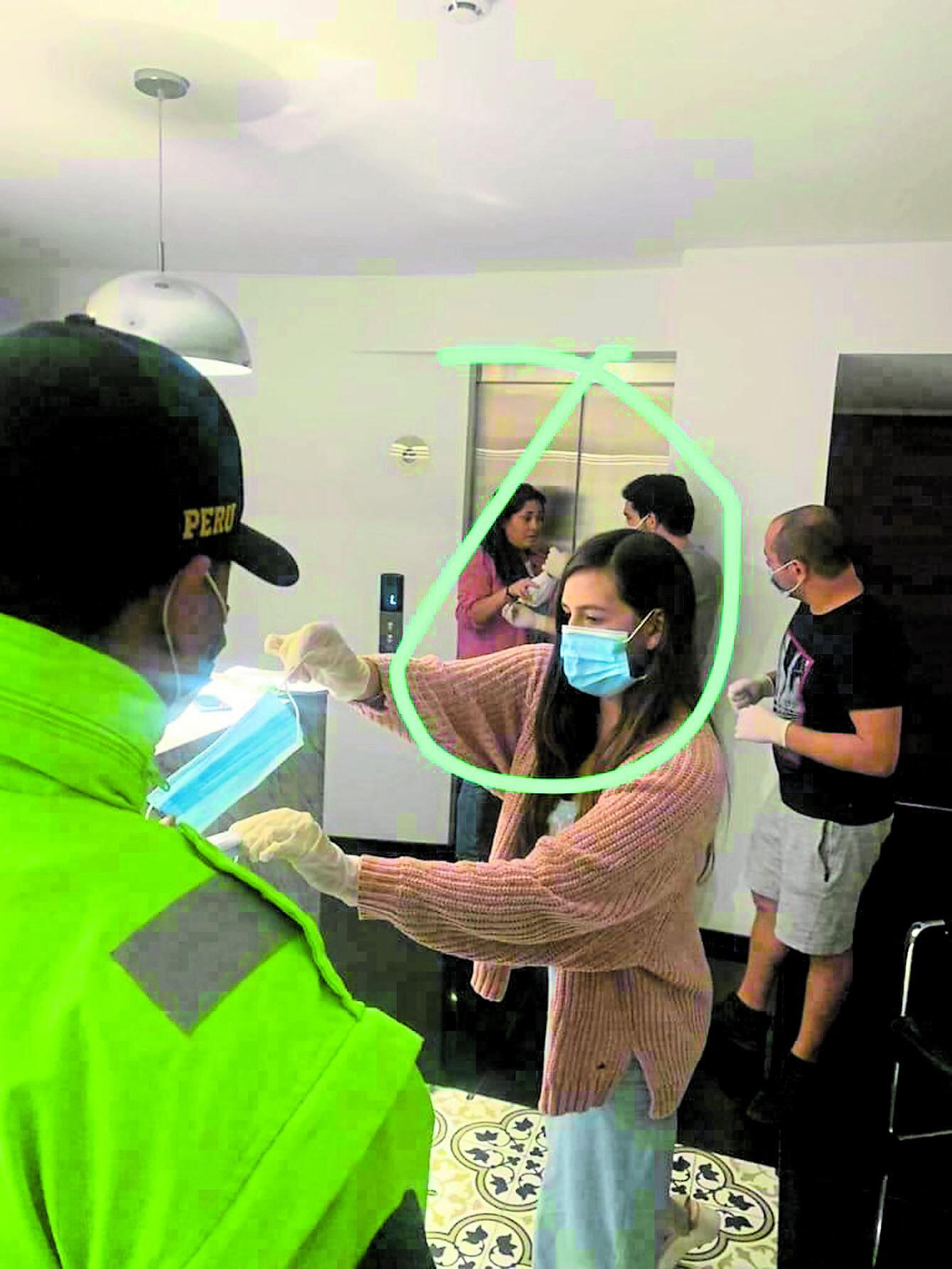 Katia Palma fue intervenida en su departamento por personal de la Policía Nacional del Perú y Serenazgo de Miraflores. (Foto: Trome)